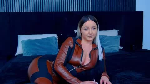 Julia online show from November 20, 2025, 4:51 pm