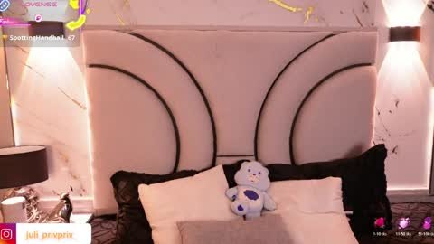 jullianapriv_ online show from April 6, 2026, 5:03 pm