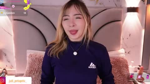 jullianapriv_ online show from April 8, 2026, 2:39 pm