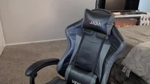 julyclb online show from April 16, 2026, 1:56 pm