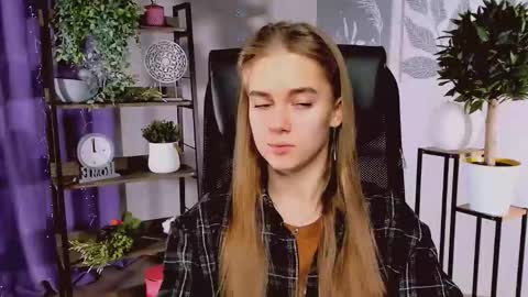 Snapshot of junewoods chatting on December 17, 2025, 6:19 am junewoods online show from December 17, 2025, 6:19 am