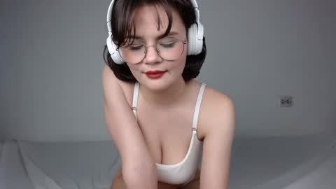 JunneWers online show from February 3, 2025, 6:28 pm