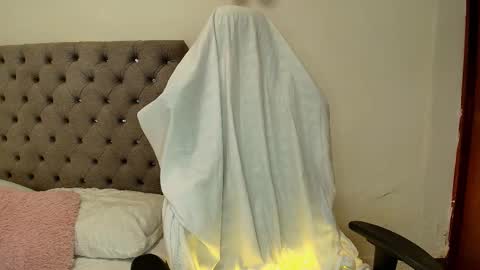 Snapshot of just_isa chatting on March 4, 2026, 2:45 pm Isa y Luci online show from March 4, 2026, 2:45 pm