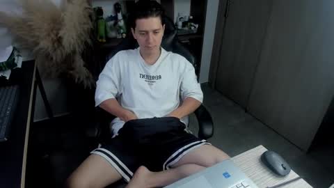 Snapshot of just_thatguy_ chatting on October 22, 2025, 11:32 am know me online show from October 22, 2025, 11:32 am