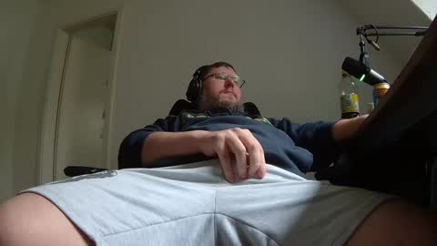 Snapshot of justflo chatting on April 2, 2026, 2:58 pm Just Flo --- online show from April 2, 2026, 2:58 pm