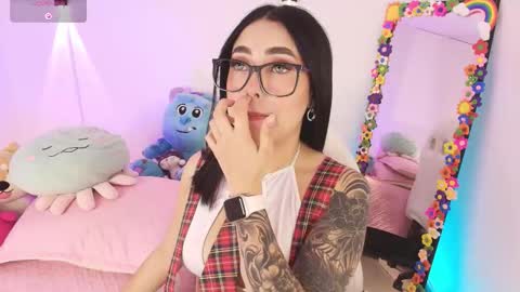 Emy online show from November 30, 2025, 3:32 am