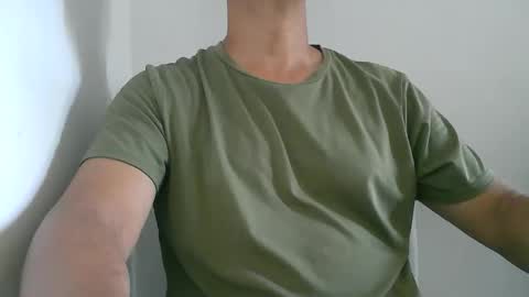 Snapshot of kamilo69_ chatting on December 19, 2025, 7:43 pm Kamilo online show from December 19, 2025, 7:43 pm