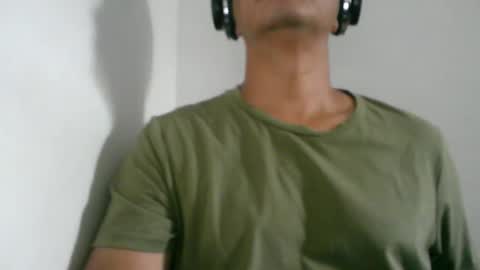 Snapshot of kamilo69_ chatting on February 4, 2026, 9:53 pm Kamilo online show from February 4, 2026, 9:53 pm