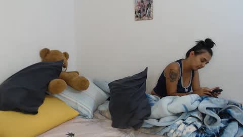 kammy   y   camila online show from October 2, 2025, 12:17 am