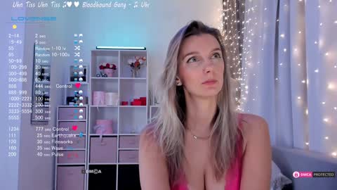 Julia online show from January 31, 2025, 8:43 pm