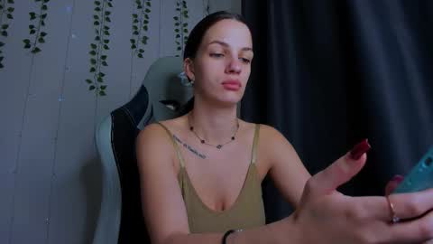 karla_lim online show from November 3, 2025, 9:21 am