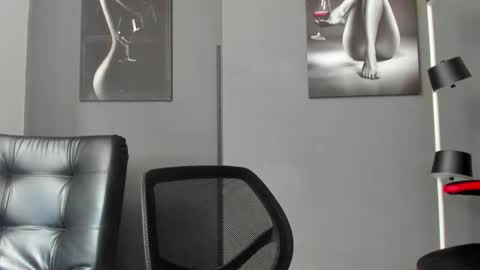   online show from November 24, 2025, 5:45 pm