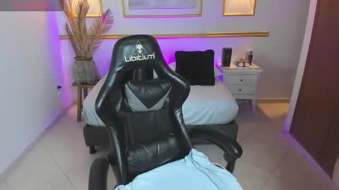 karlyy_ online show from December 19, 2025, 7:10 pm