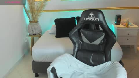 karlyy_ online show from December 22, 2025, 7:11 pm