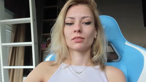 karoline121 online show from November 11, 2025, 9:53 am