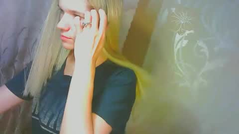 Snapshot of karolynafox chatting on September 10, 2025, 10:15 am Caroline Fox online show from September 10, 2025, 10:15 am