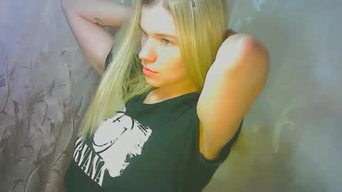 Snapshot of karolynafox chatting on September 14, 2025, 8:57 am Caroline Fox online show from September 14, 2025, 8:57 am