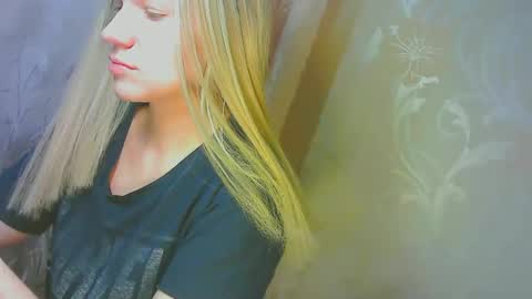 Snapshot of karolynafox chatting on September 19, 2025, 8:49 am Caroline Fox online show from September 19, 2025, 8:49 am