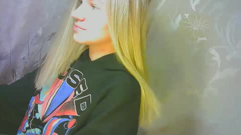 Snapshot of karolynafox chatting on September 25, 2025, 10:52 am Caroline Fox online show from September 25, 2025, 10:52 am