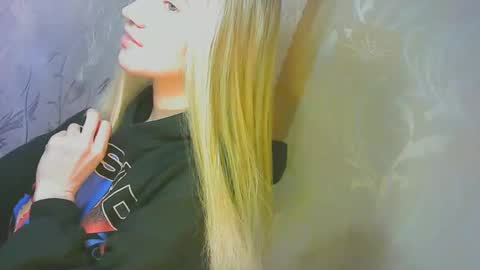 Snapshot of karolynafox chatting on September 26, 2025, 9:13 am Caroline Fox online show from September 26, 2025, 9:13 am