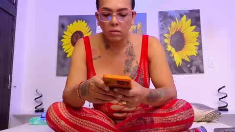 Snapshot of kata_lhella chatting on November 14, 2025, 1:21 pm Katalina online show from November 14, 2025, 1:21 pm