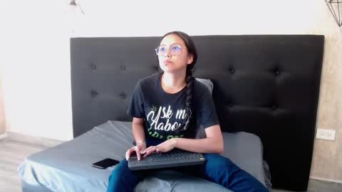 Katalina online show from November 12, 2025, 1:33 pm