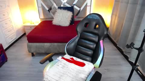 kate_lawrence_ online show from February 26, 2025, 10:04 am