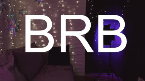 katt_yy online show from December 3, 2025, 5:33 pm