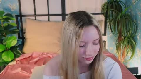 katt_yy online show from April 22, 2026, 5:10 am
