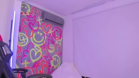 Snapshot of kayle______ chatting on December 21, 2024, 10:40 pm INSTAjohedija online show from December 21, 2024, 10:40 pm