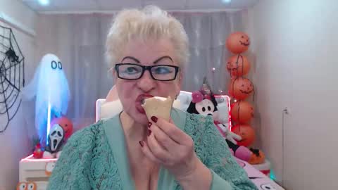 kaylesmoll online show from October 17, 2025, 6:43 pm