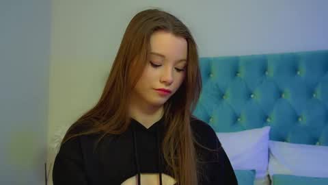 Keira online show from March 10, 2026, 6:13 pm