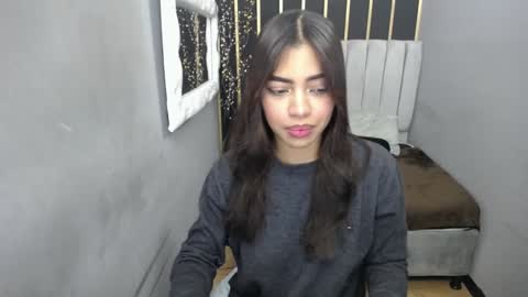  K E I Z Y  online show from December 13, 2024, 1:22 pm