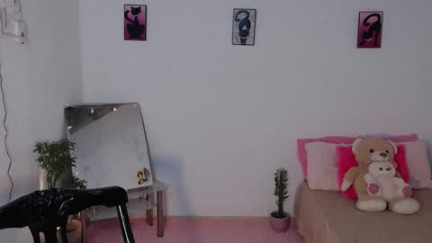 Mia  online show from September 25, 2025, 4:11 pm