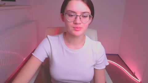 Snapshot of ketrin_pirsss chatting on February 5, 2025, 6:46 am Ketrin online show from February 5, 2025, 6:46 am