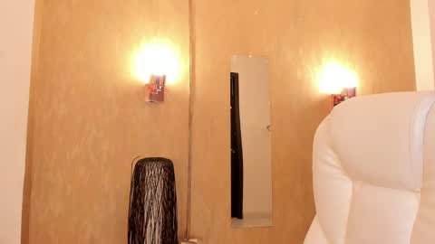 Snapshot of khloe_houston chatting on February 18, 2025, 3:43 pm Khloe online show from February 18, 2025, 3:43 pm