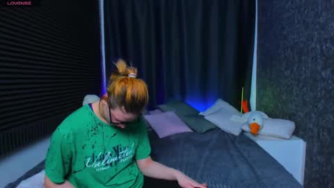 Kiki online show from February 27, 2025, 1:38 pm