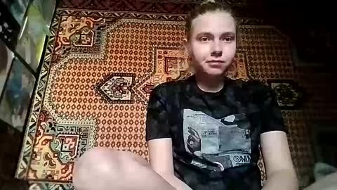 kikibang_ online show from October 13, 2025, 9:42 am