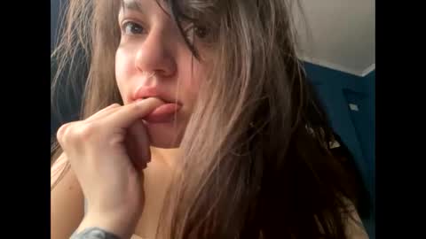 kikilove15 online show from May 1, 2026, 5:17 pm