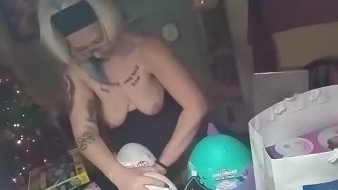 kikilovespartylights online show from December 21, 2024, 12:49 pm