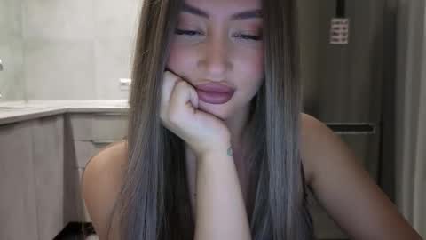 EvaAnna online show from November 5, 2025, 8:42 pm