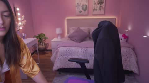 Kimberly 1200-1900 GMT-5 online show from September 26, 2025, 10:36 pm