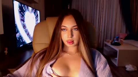 Kim Lee  online show from December 28, 2024, 8:47 pm