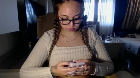 Kim Lee  online show from December 4, 2025, 9:07 am