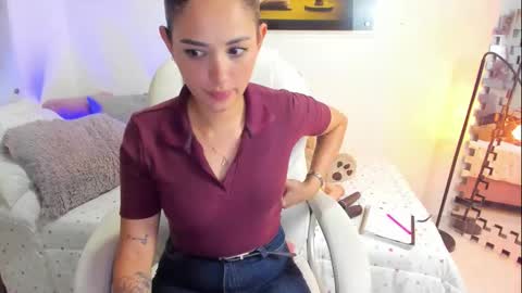 kimmberly_saenz_ online show from September 23, 2025, 11:19 pm