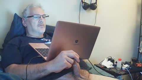 Snapshot of kingtongue10 chatting on October 21, 2025, 10:32 pm kingtongue10 online show from October 21, 2025, 10:32 pm