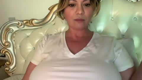 KiraDivine online show from December 22, 2025, 2:25 pm