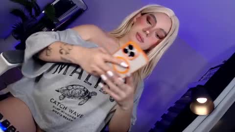 Its your girl KIRA online show from May 28, 2026, 2:20 am