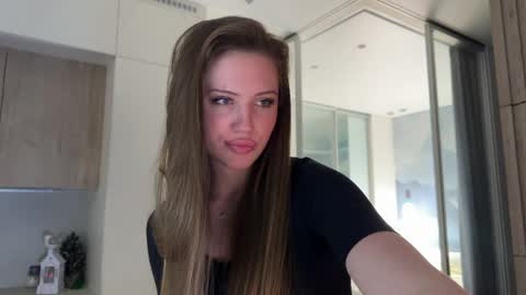 Kira online show from April 16, 2026, 7:14 pm