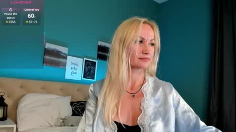 KiraSun online show from September 24, 2025, 12:19 pm